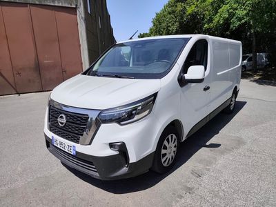 la camionnette blanche est garée dans un parking près d'un bâtiment