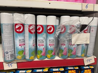 un présentoir de brosses à dents et de dentifrice dans un magasin