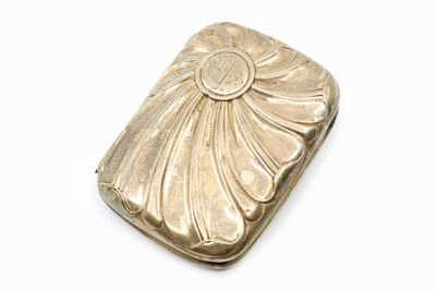 un étui en argent orné d'un motif floral