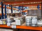 de nombreuses piles de cartons sur les étagères de l'entrepôt