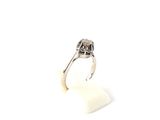 une image représentant une bague en or blanc sertie de diamants, sur fond blanc