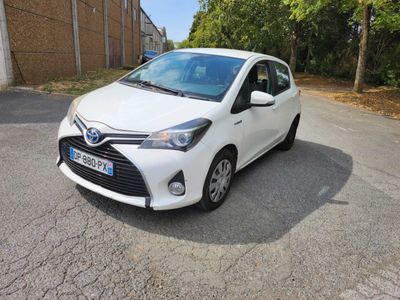 La Toyota Yaris blanche est garée sur le bord de la route.