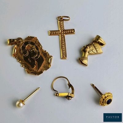 beaucoup de bijoux en or sur une surface blanche