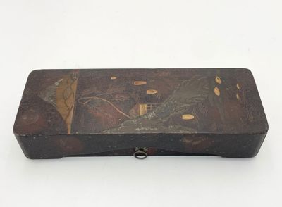 BOITE RANGE-PINCEAUX en laque à décor de pagode sur fond de …