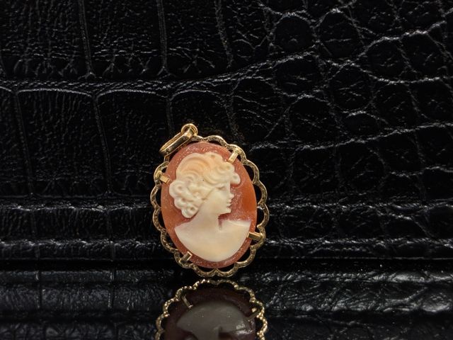 Pendentif ovale à décor d’un camé serti en or 18 carats 750 milli