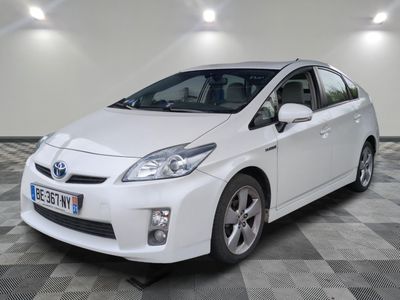 une photo d'une Toyota Prius blanche garée dans un garage