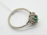 Gros plan sur une bague contenant une pierre verte