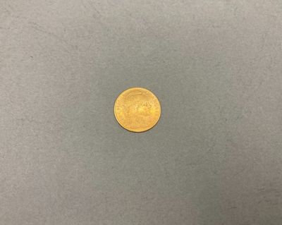 une pièce d'or percée d'un petit trou au milieu