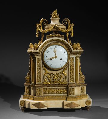 une image représentant une horloge dorée et blanche posée sur une table