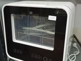 un four à micro-ondes posé sur une table