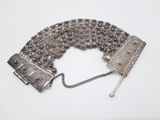 une vieille ceinture en argent avec une chaîne et un fermoir