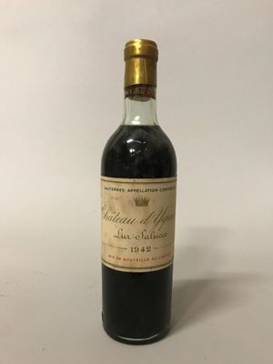 une bouteille de vin posée sur une table blanche
