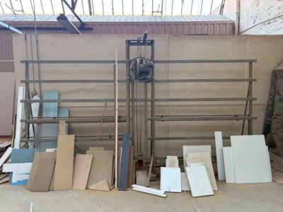 de nombreux types différents de matériaux de construction sur le sol