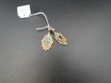 une paire de boucles d'oreilles en or ornées de turquoises et de pierres roses