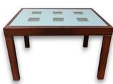 gros plan d'une table avec un plateau en verre sur fond blanc