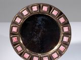 une assiette ornée d'un motif rose et noir
