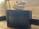 une statue posée sur une boîte au milieu d'une pièce