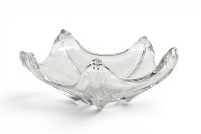 un bol en verre posé sur une surface blanche