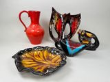 trois vases et un bol posés les uns à côté des autres sur une table