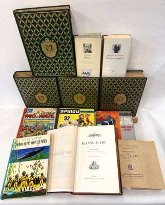 plusieurs livres sont empilés sur une table