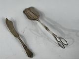 deux cuillères et une spatule posées sur une surface blanche