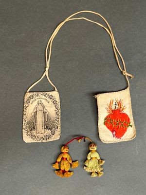 deux petits sacs à main sur lesquels figure l'image d'une femme et d'un enfant