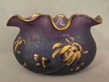 un vase violet et doré posé sur une table