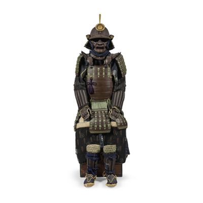 statue d'un samouraï en armure complète sur fond blanc