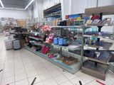 de nombreux articles à vendre sur les étagères du magasin