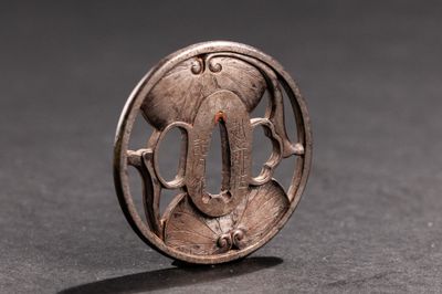 une image représentant une bague en argent ornée d'un motif floral