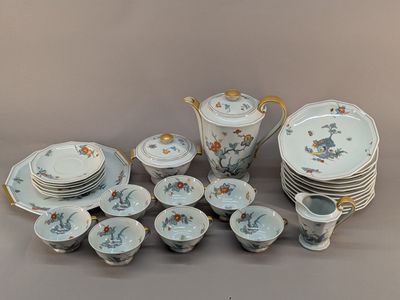 de nombreuses assiettes, tasses et soucoupes sur la table