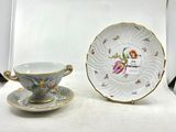 une tasse à thé et une soucoupe posées sur une table