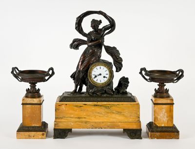 une horloge posée sur une table, à côté de deux vases