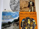 trois livres sont posés sur une table les uns à côté des autres