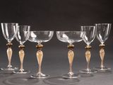 quatre verres à vin sont alignés sur une table