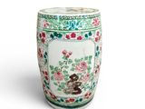 un vase blanc avec des fleurs sur une surface blanche