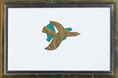 tableau encadré représentant un oiseau volant dans le ciel, orné d'un ruban bleu