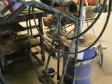 la photo d'une machine qui se trouve dans un garage
