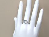 une image représentant la main d'une femme portant une bague en diamant