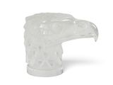 une image représentant une sculpture en verre représentant une tête d'aigle