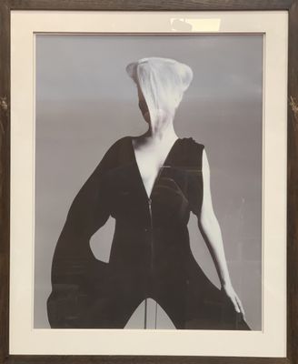 une image représentant une photo en noir et blanc d'une femme vêtue d'une robe noire