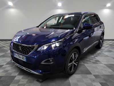 la voiture bleue est garée sur un sol en damier dans le garage