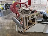 une machine posée sur une table dans une pièce