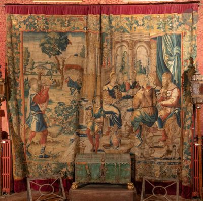 une grande tapisserie accrochée au mur d'une pièce