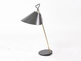 une lampe noire et dorée sur fond blanc