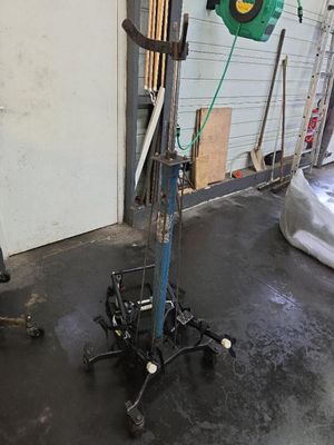 une photo d'un garage avec des outils par terre