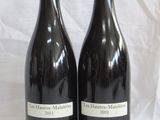 deux bouteilles de vin posées l'une à côté de l'autre sur une table
