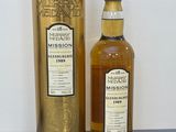 une bouteille de Mission Murray et une boîte posées sur une table