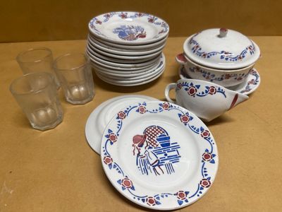de nombreuses assiettes et tasses posées sur une table