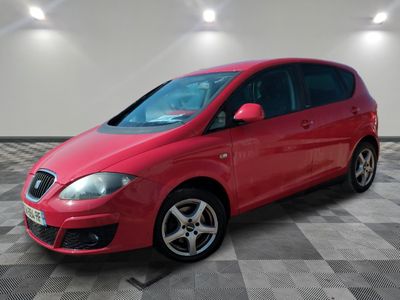 la voiture rouge est garée dans le garage sur le sol en damier